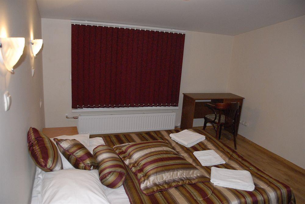 Knights Court Hotel Рига Екстериор снимка