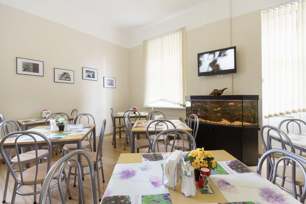 Knights Court Hotel Рига Екстериор снимка