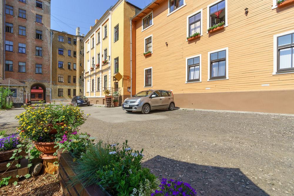 Knights Court Hotel Рига Екстериор снимка
