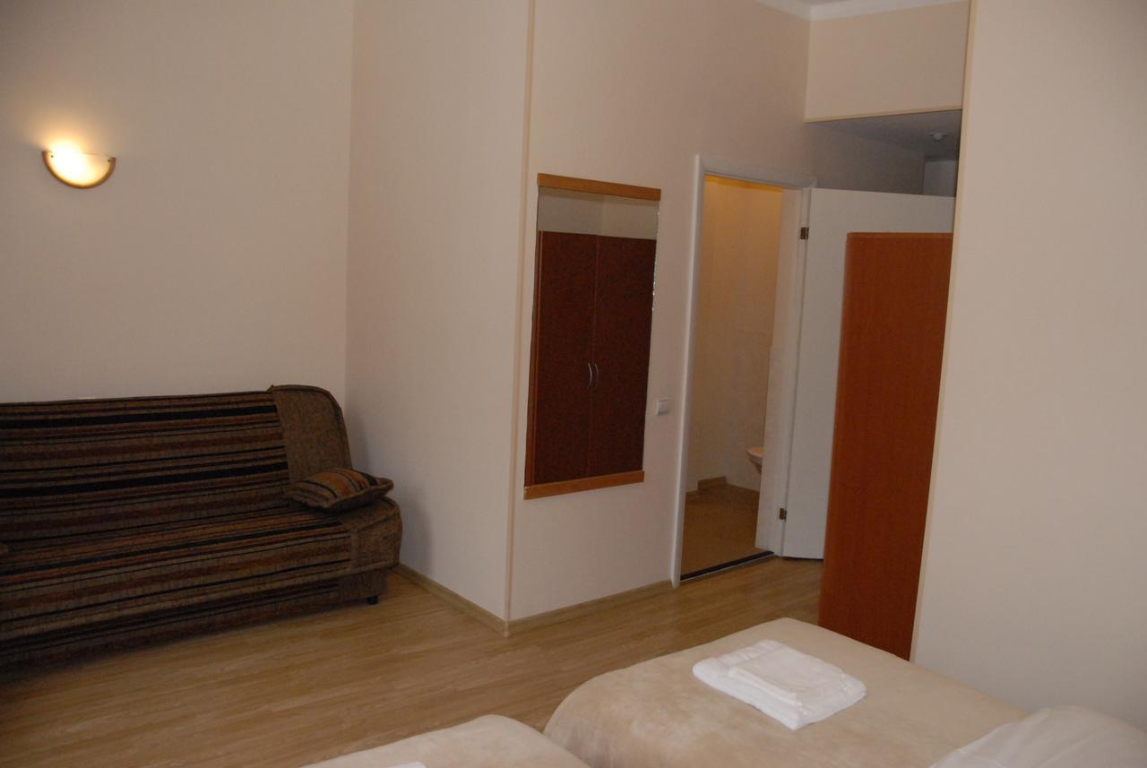 Knights Court Hotel Рига Екстериор снимка