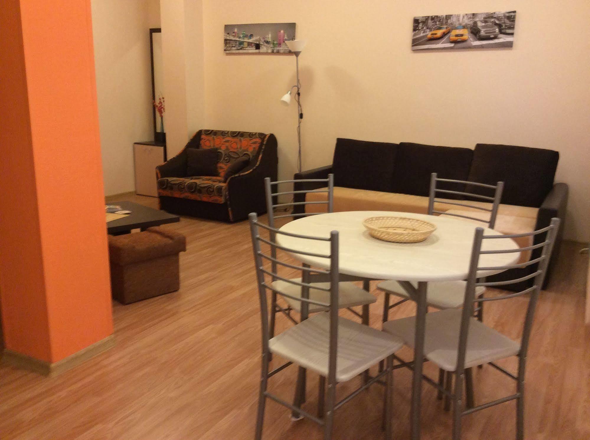 Knights Court Hotel Рига Екстериор снимка