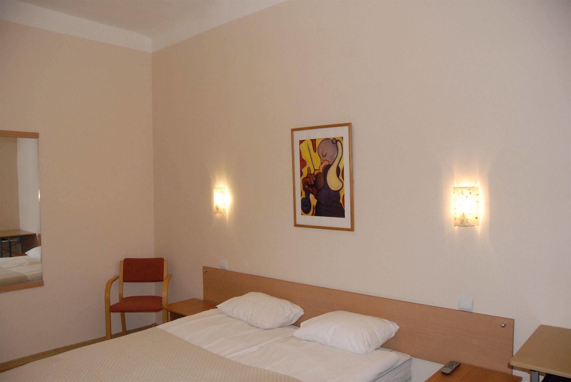 Knights Court Hotel Рига Екстериор снимка