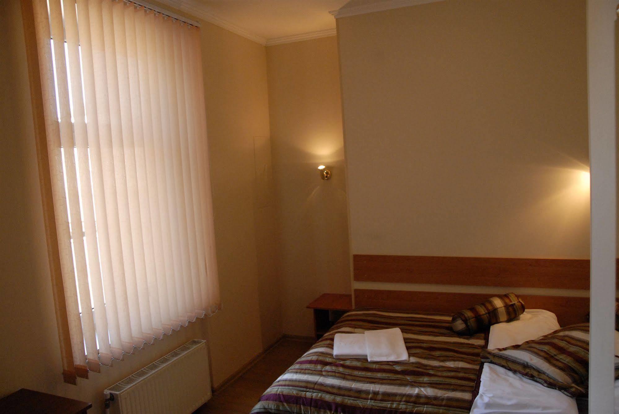 Knights Court Hotel Рига Екстериор снимка