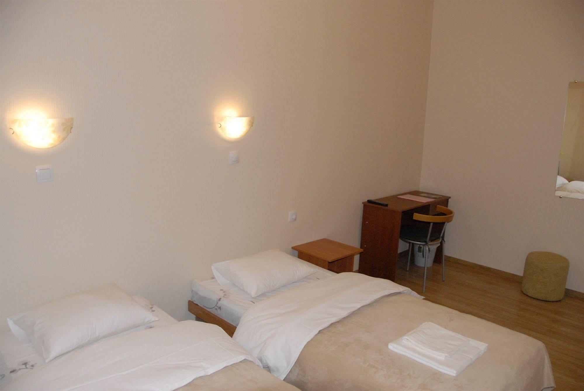 Knights Court Hotel Рига Екстериор снимка