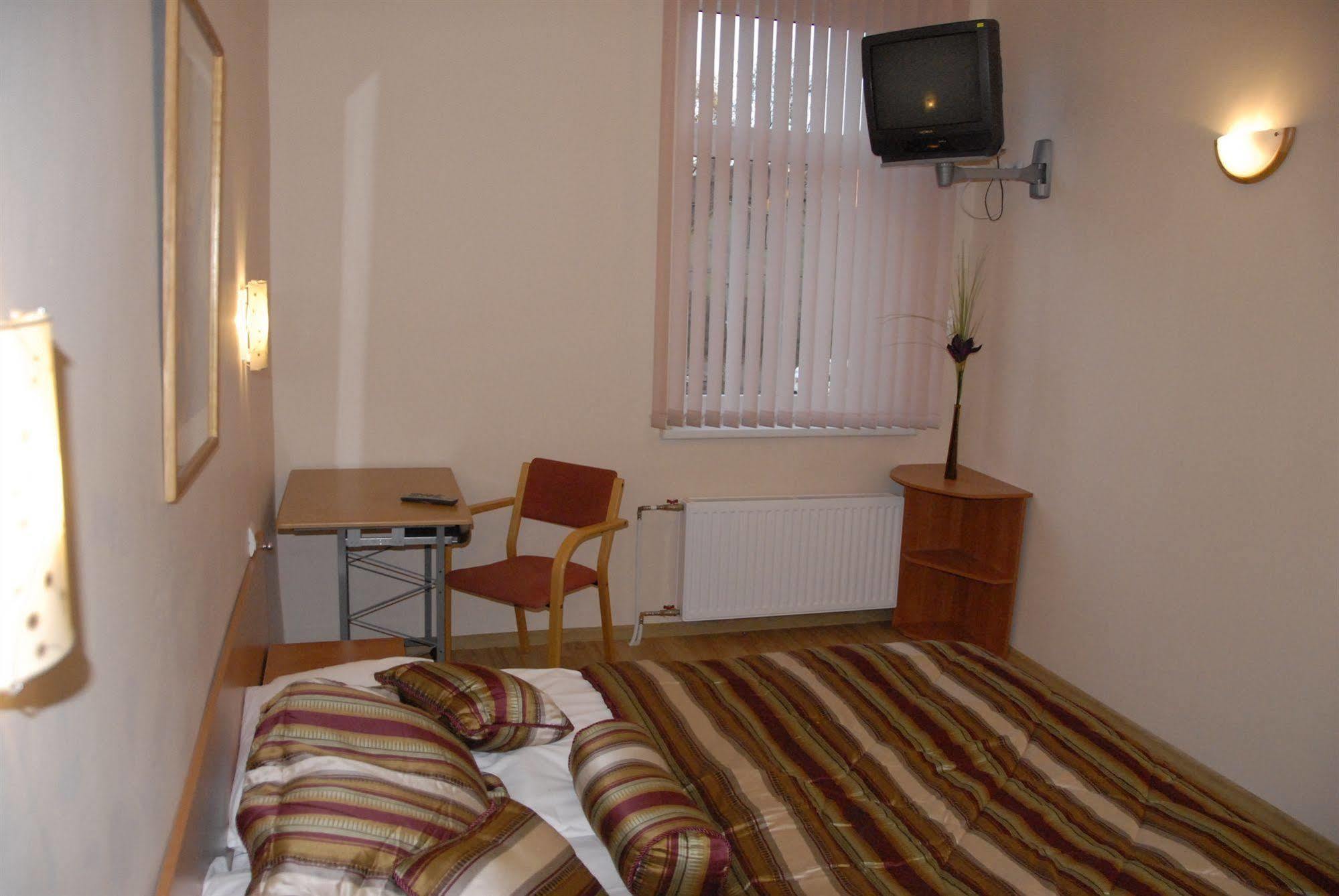 Knights Court Hotel Рига Екстериор снимка