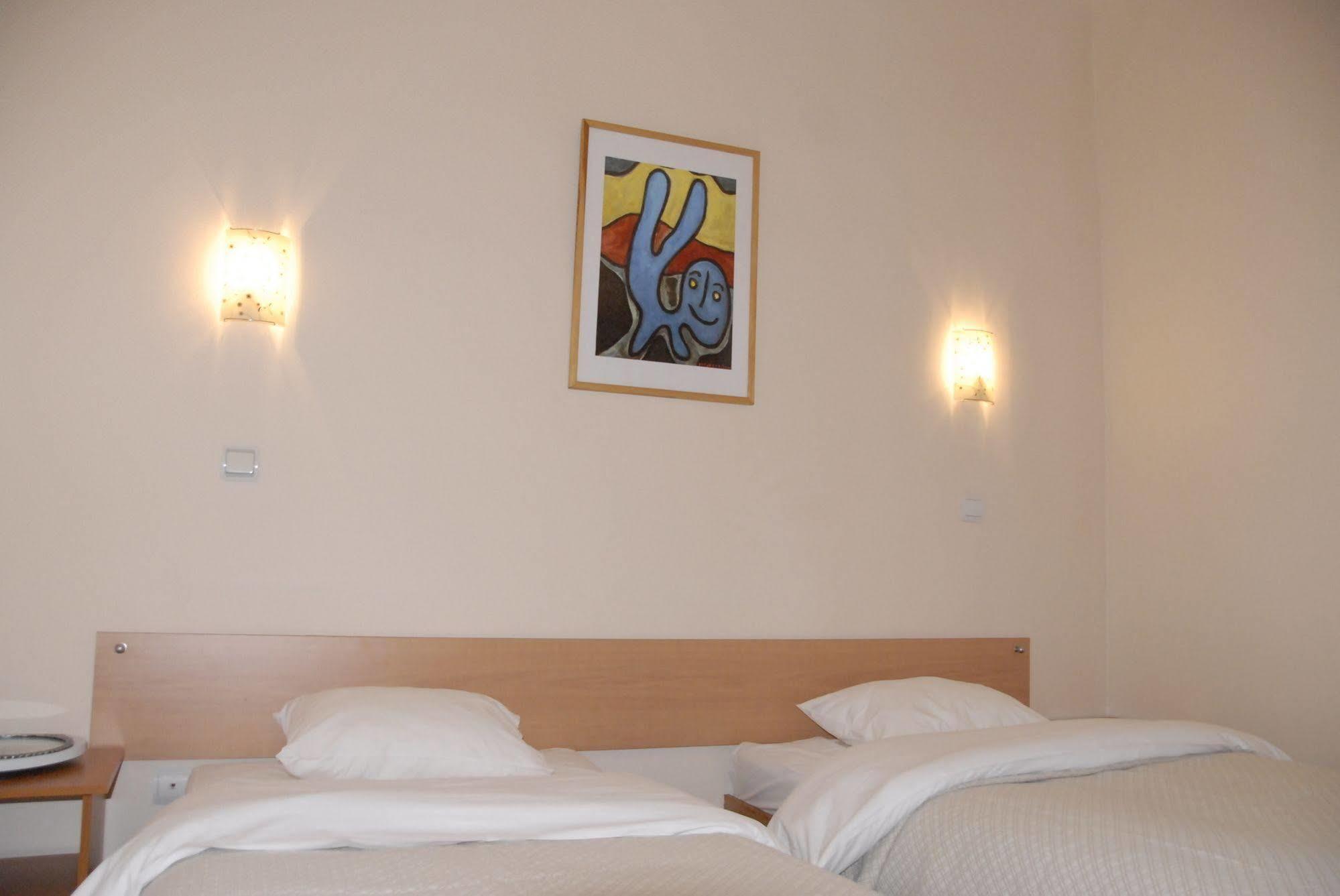 Knights Court Hotel Рига Екстериор снимка