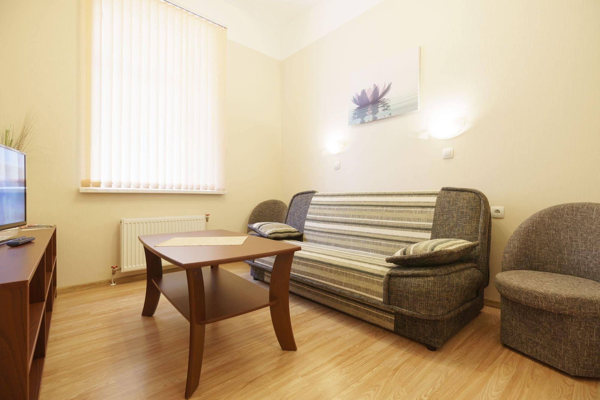 Knights Court Hotel Рига Екстериор снимка