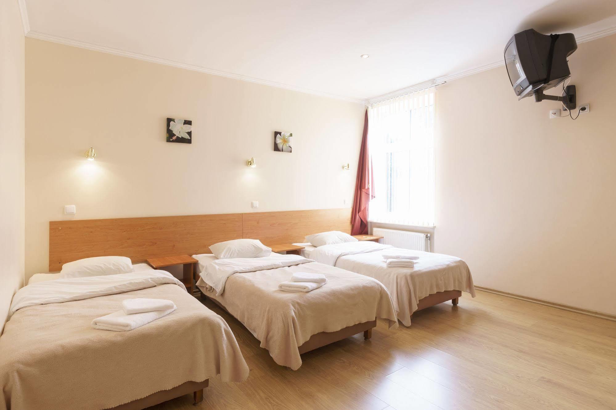 Knights Court Hotel Рига Екстериор снимка