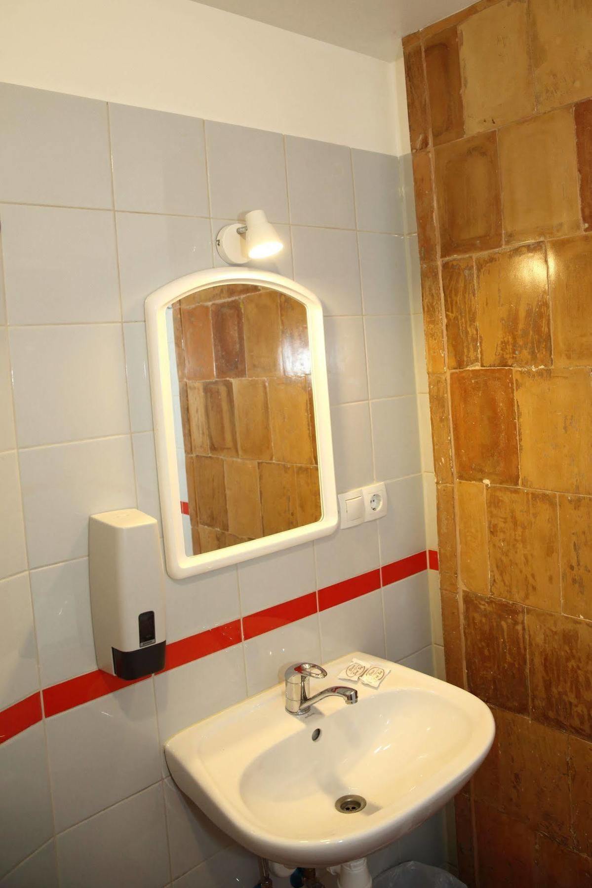 Knights Court Hotel Рига Екстериор снимка