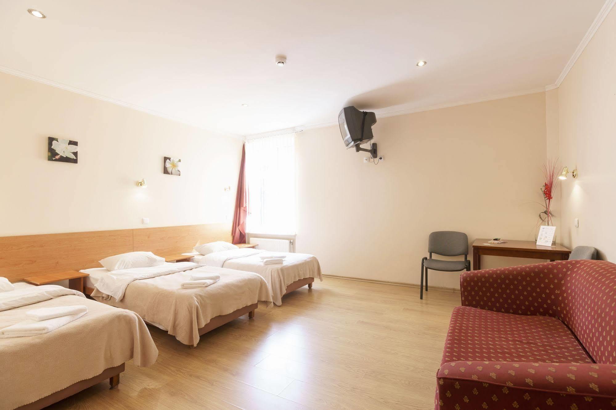 Knights Court Hotel Рига Екстериор снимка