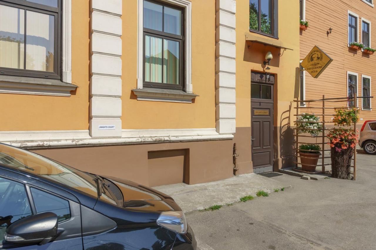 Knights Court Hotel Рига Екстериор снимка