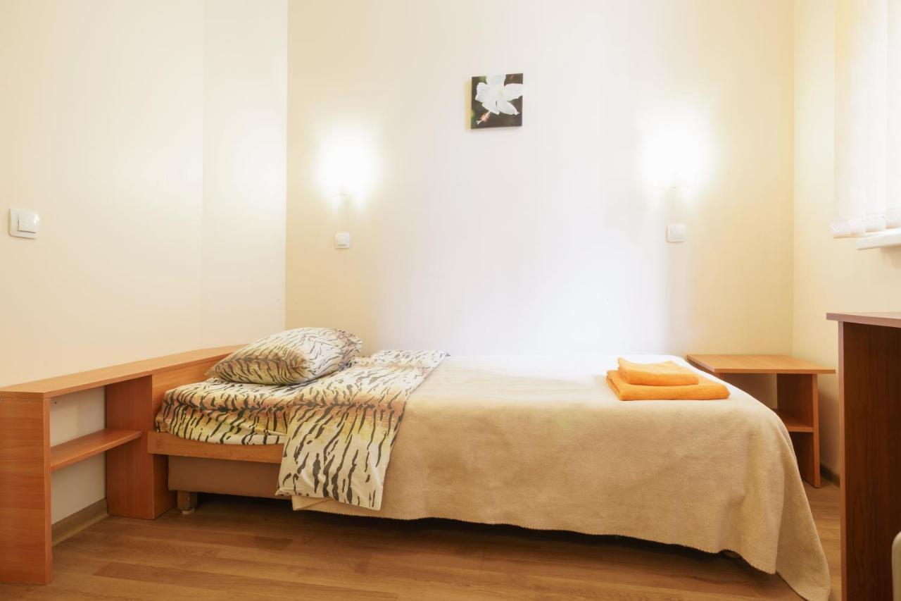 Knights Court Hotel Рига Стая снимка