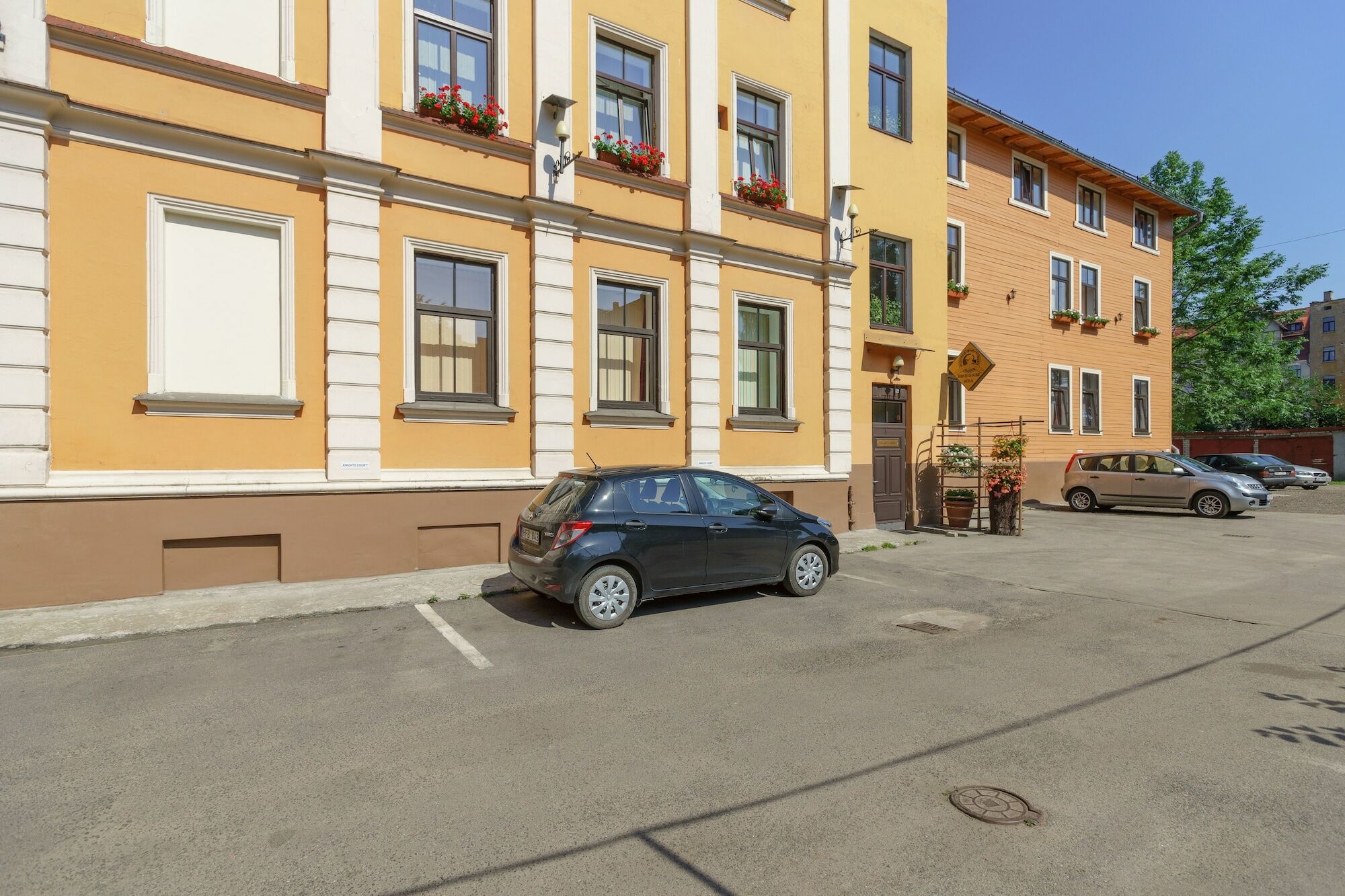 Knights Court Hotel Рига Екстериор снимка