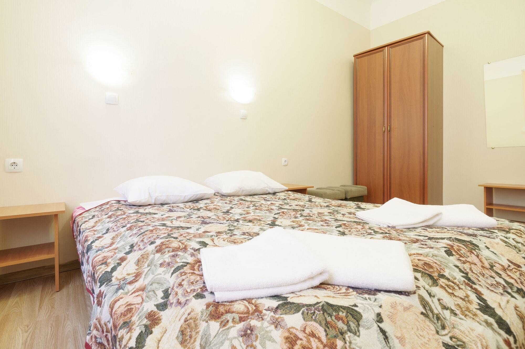 Knights Court Hotel Рига Екстериор снимка